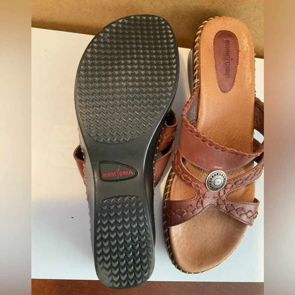 Minnetonka Womens Brown Leather Slip On Wedge Heel Sandals - EUC